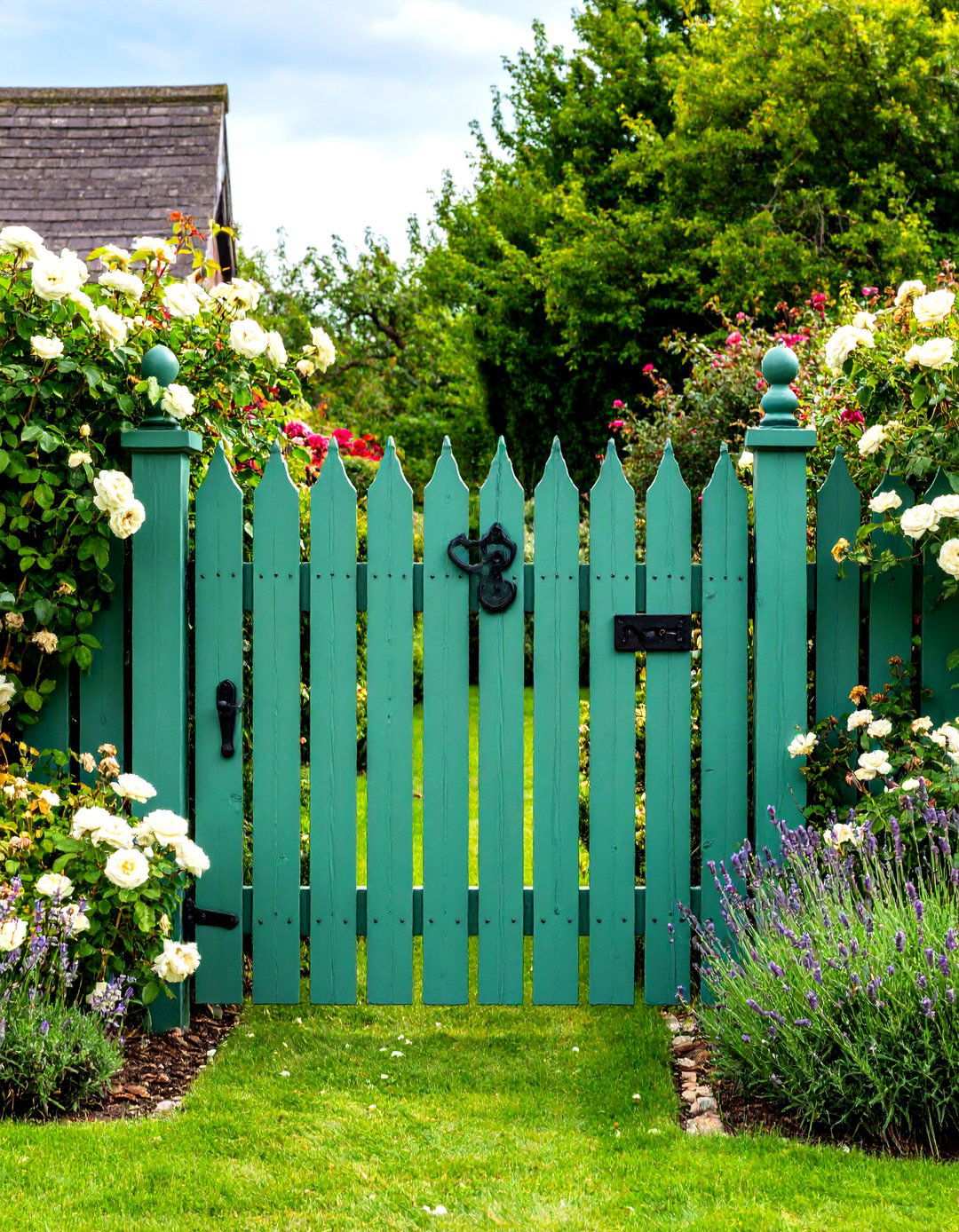Cottage Garden Wooden Sage Green Fence - 24 Sage Green Garden Fence Ideas