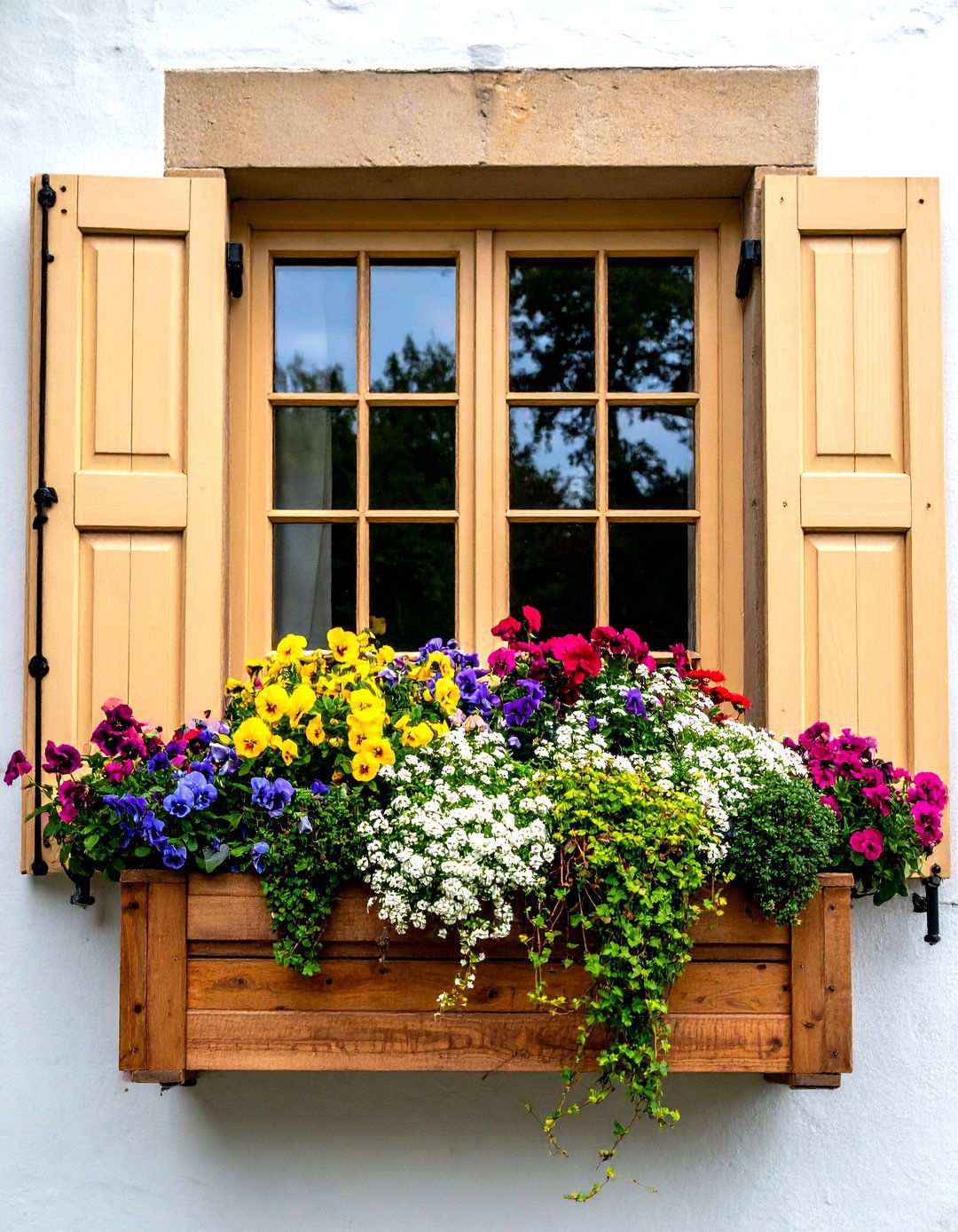 Spring Cottage Window Box - 24 window box ideas