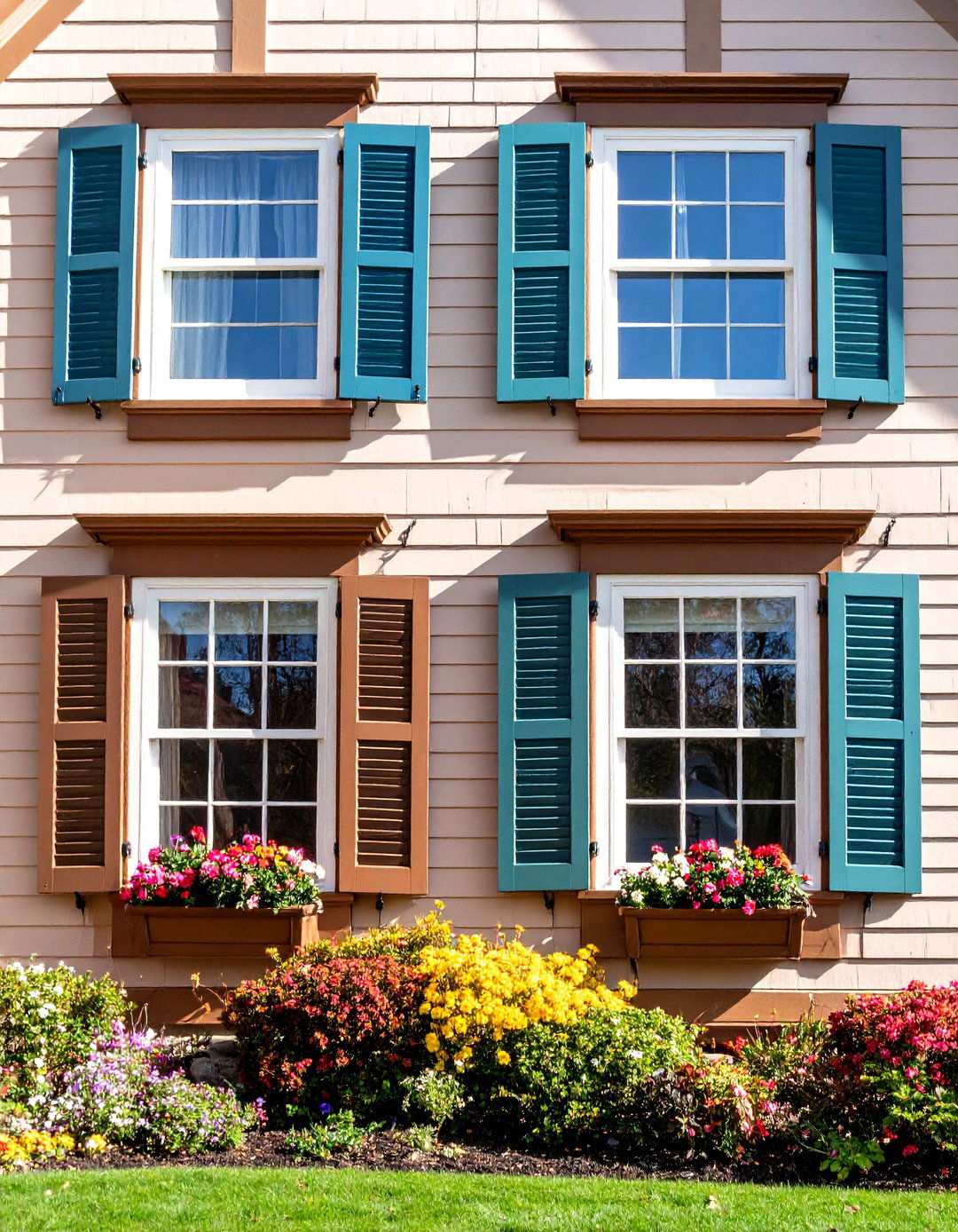 Tudor Windows and Trim Details - 24 Modern Tudor Exterior Inspiration
